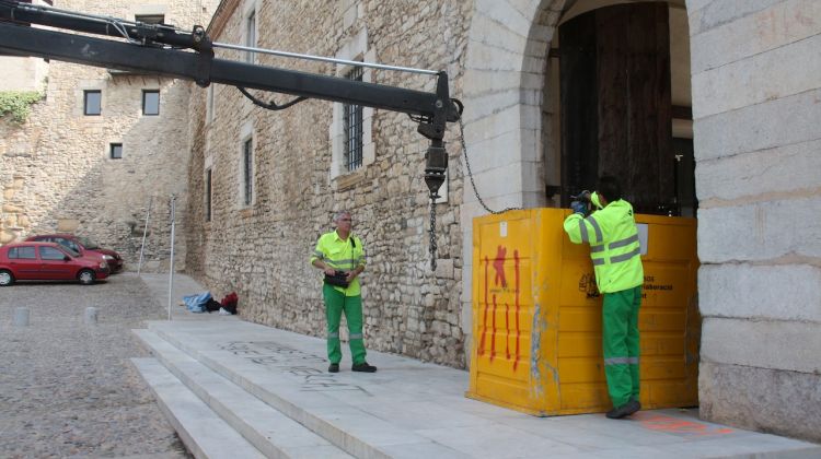 Una grua eleva un contenidor que els estudiants havien entrat a l'edifici per bloquejar l'accés © ACN