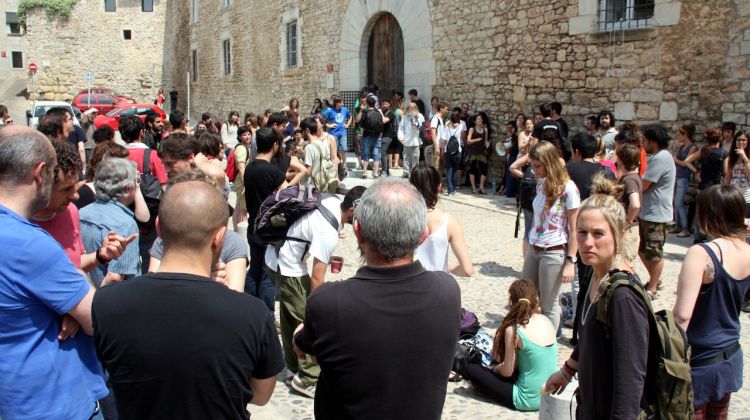 Els estudiants, concentrats a les portes del rectorat per expressar el seu rebuig al desallotjament © ACN