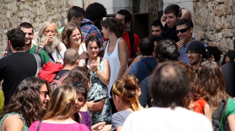 Els estudiants han entrat al pati de l'edifici per cridar proclames contra la rectora © ACN