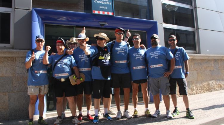 La desena d'agents que han començat a caminar des de Girona fins a Barcelona © ACN