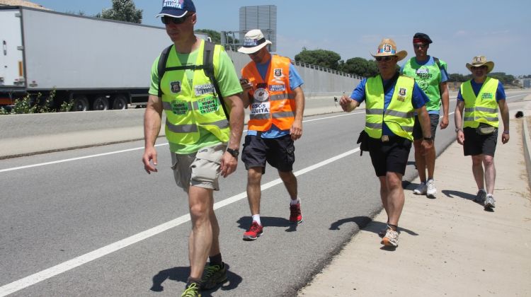 La desena d'agents dels Mossos d'Esquadra caminant pel voral de l'N-II © ACN