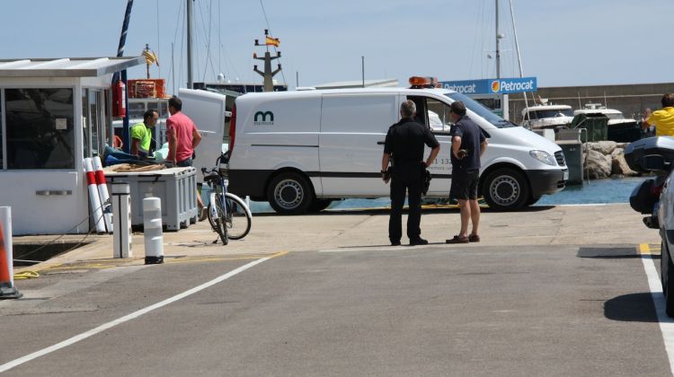 Els treballadors de la funerària recullen el cos de l'home mort al port de l'Estartit © ACN