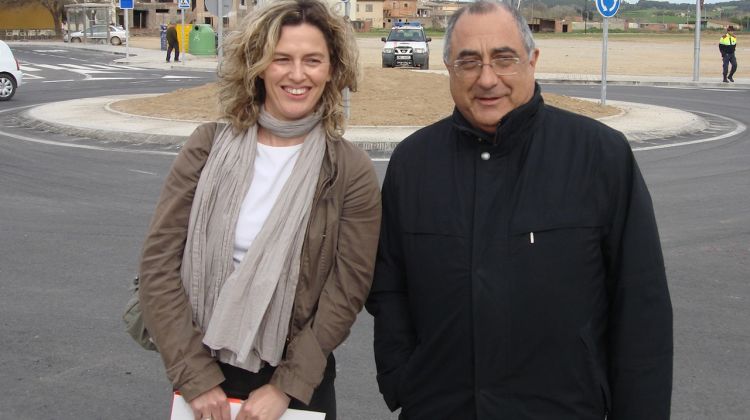 L'alcaldessa de Verges, Marta Payeró acompanyada pel conseller Joaquim Nadal © AG