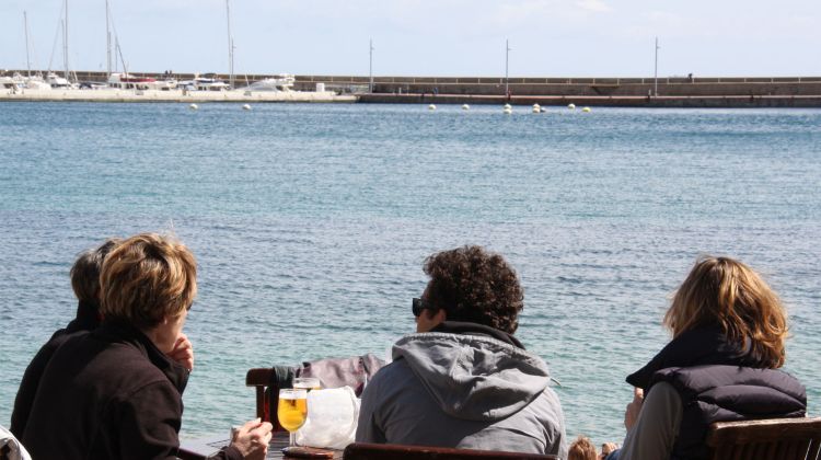 Persones prenent una beguda a Sant Feliu de Guíxols © ACN