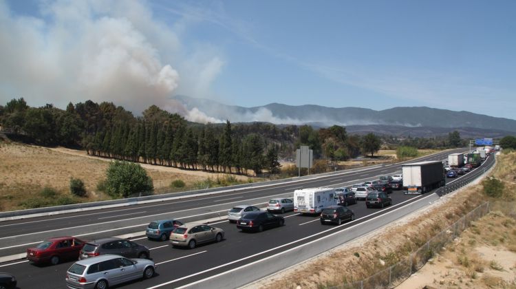 Les columnes de fum del foc d'Agullana aquest dilluns al migdia amb l'AP-7 © ACN