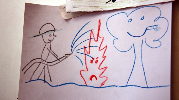 El record plasmat en dibuix d'un dels nens desallotjats pel foc © ACN