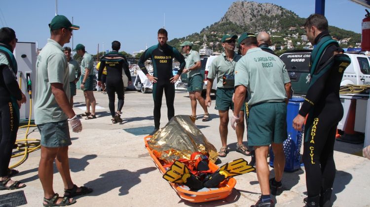 Un instant durant el trasllat del cos de la víctima al port de l'Estartit © ACN