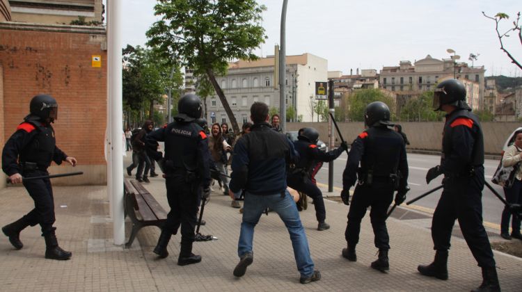 Càrrega policial contra els manifestants © ACN