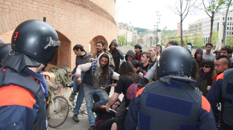 La policia ha dispersat els manifestants a cops © ACN