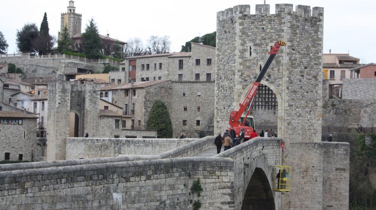 Operaris retirant les herbes d'entre les pedres del Pont Vell © M. Estarriola