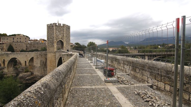 Obres d'instal·lació de les llums LED al paviment del pont © Laura Romero