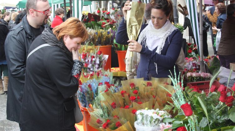 La rosa de color grana torna a ser la més venuda © M. Estarriola