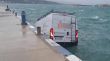 Una furgoneta cau al mar al Port de la Selva després de quedar desfrenada