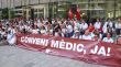 Un centenar de metges es manifesten a Girona per reclamar un conveni propi