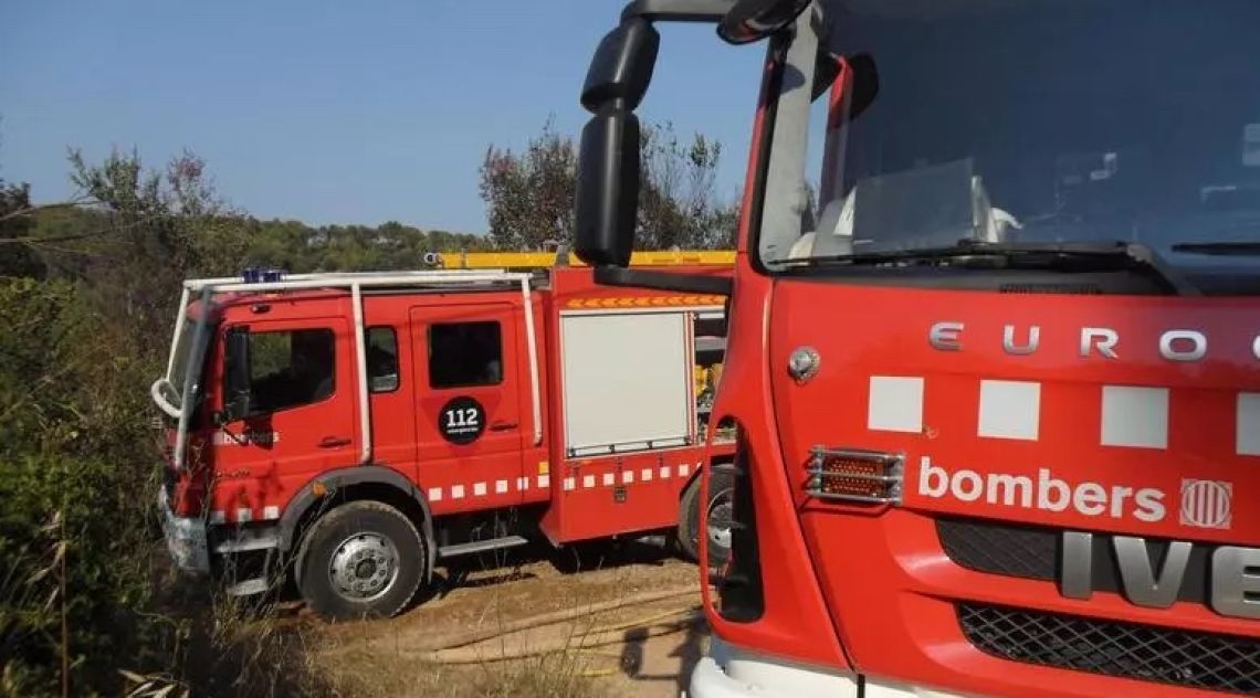 Vuit ferits en caure un arbre sobre una casa de colònies a la Garrotxa
