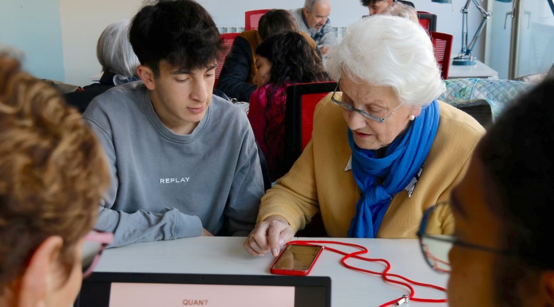 Estudiants d'ESO ensenyen a persones grans de Camprodon com utilitzar les noves tecnologies