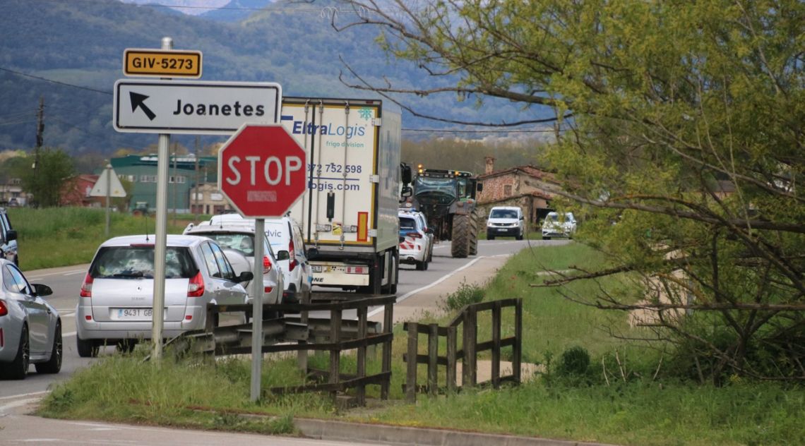 Els pagesos gironins protesten amb marxes lentes el dia d'operació sortida de Setmana Santa