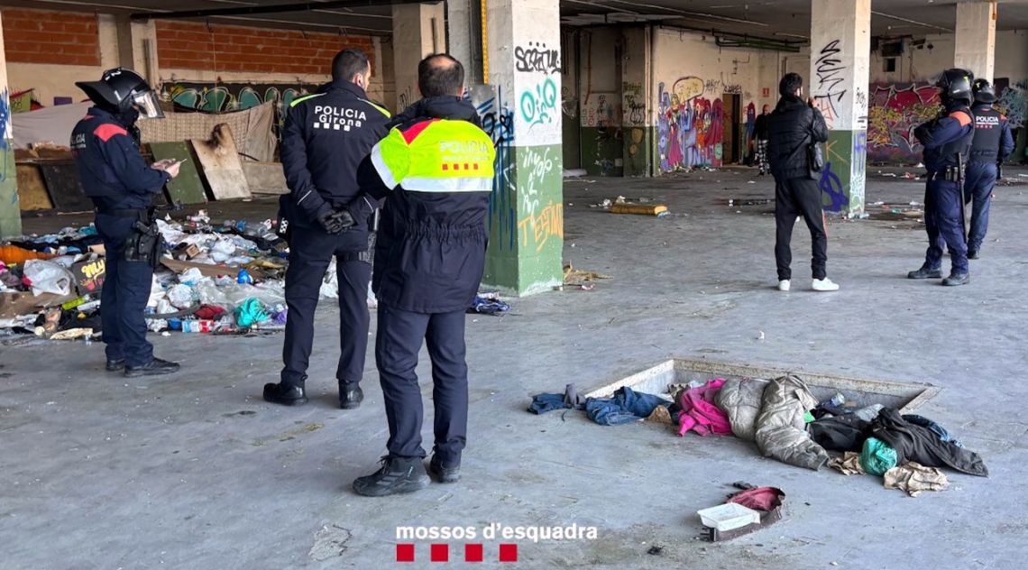 Girona desallotjarà els sensesostre que malviuen a l'antiga fàbrica abandonada del carrer Barcelona