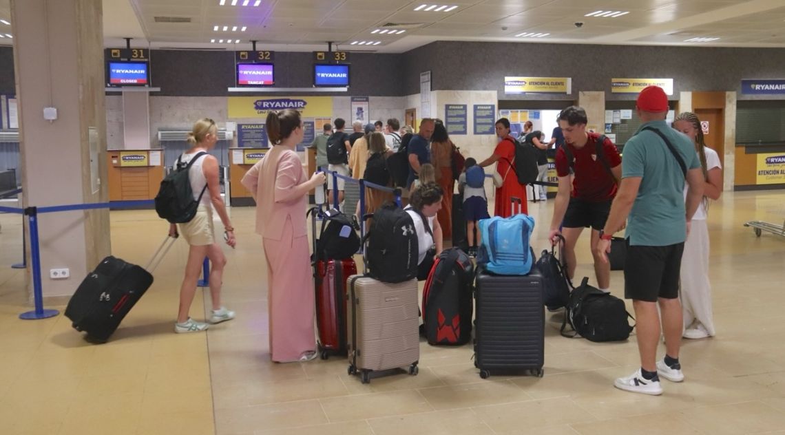 Els turistes que arriben a l'Aeroport de Girona pateixen manca de connexions