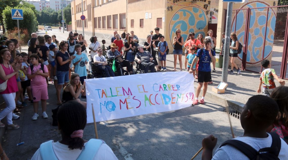 Reclamen de nou la pacificació a l'escola Àgora de Girona després d'un tercer atropellament