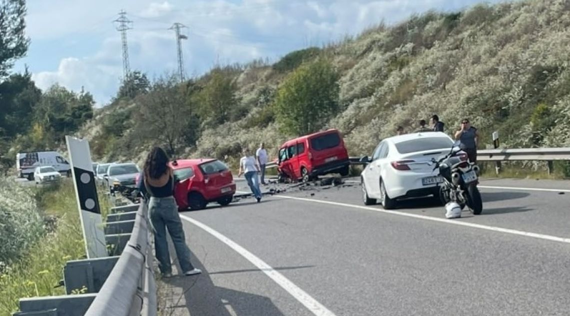Un ferit greu i dos lleus en un xoc frontal entre dos turismes a l'N-II a Fornells de la Selva