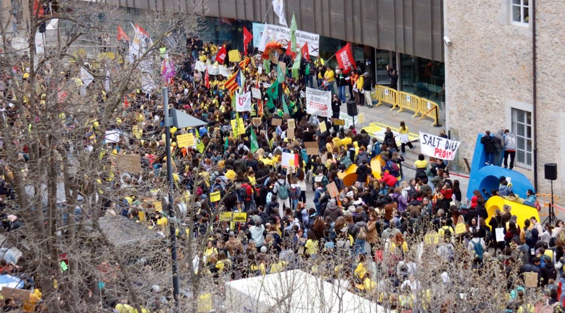 Més de 4.000 docents es manifesten a Girona