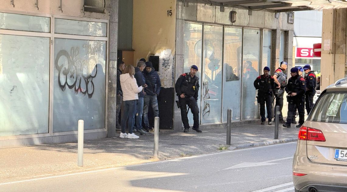 Tècnics de l'Ajuntament de Girona revisen el bloc ocupat de la ronda Ferran Puig i els subministraments