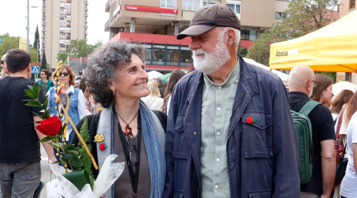 Girona s'omple de roses i llibres en un Sant Jordi amb parades a l'avinguda Sant Francesc