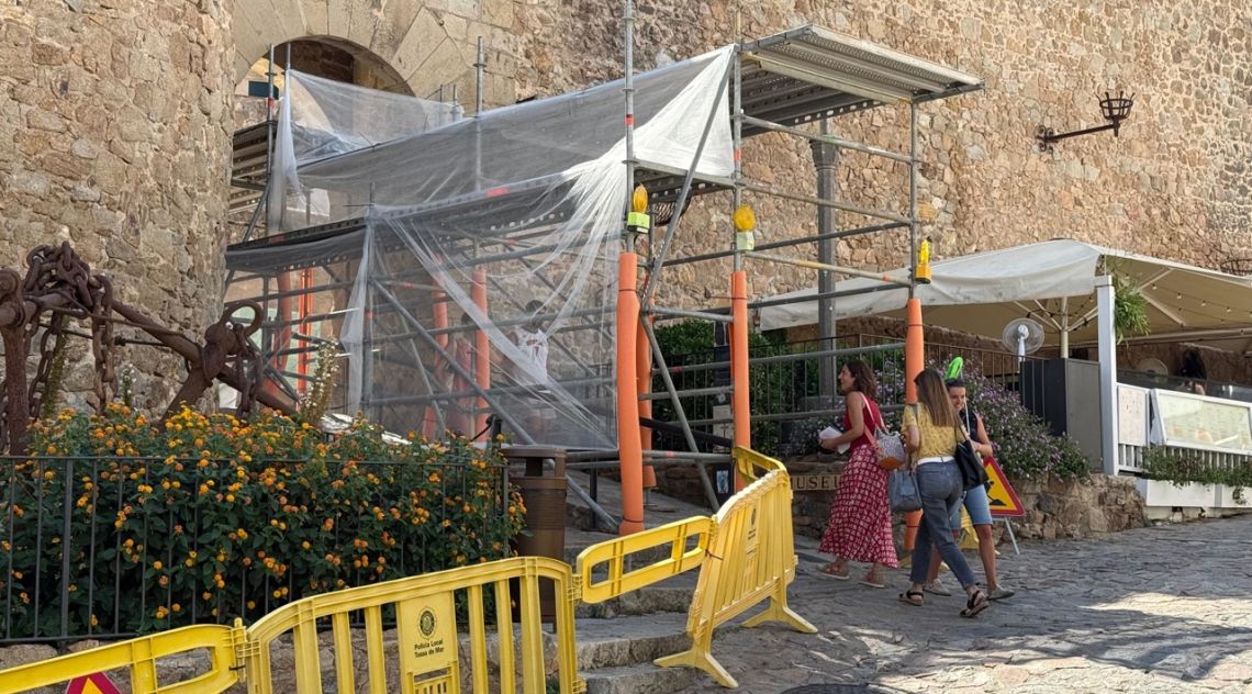 Tossa tanca dues terrasses per risc de despreniments a la muralla medieval