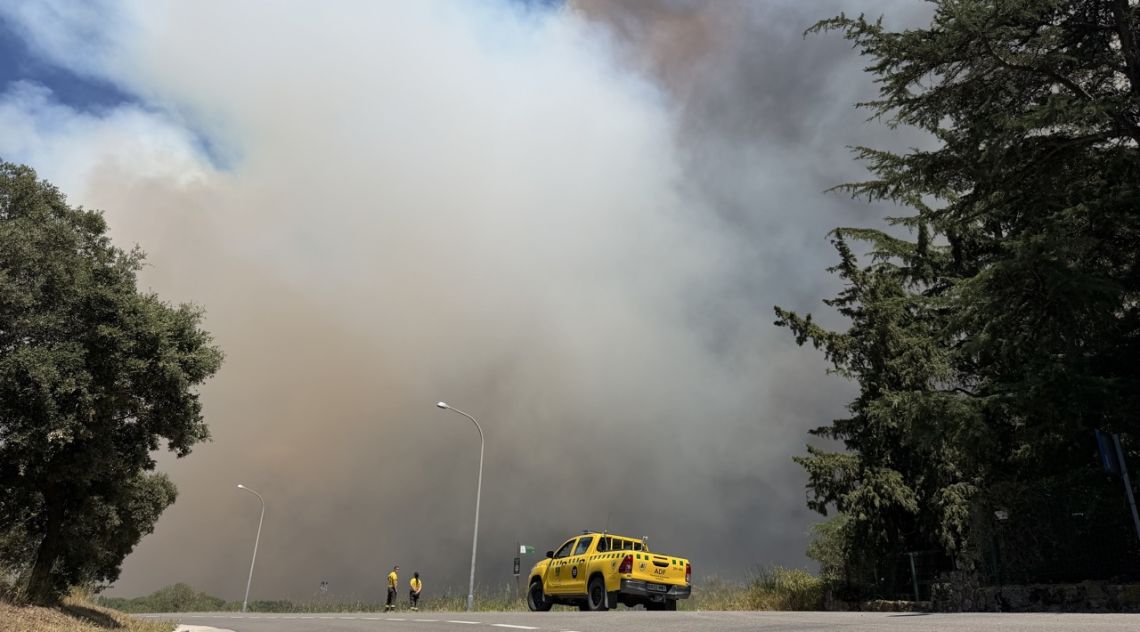 Els Bombers prioritzen tancar el flanc dret del foc de la Bisbal abans del canvi de vent