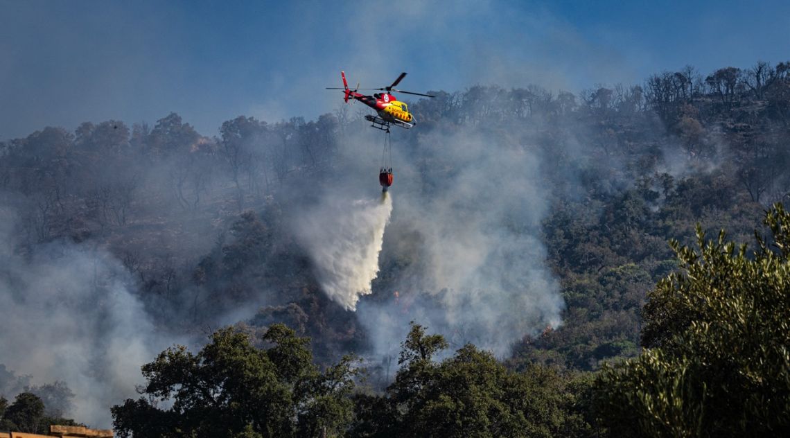Els Bombers centren els esforços en evitar que l'incendi de la Bisbal avanci cap a Girona