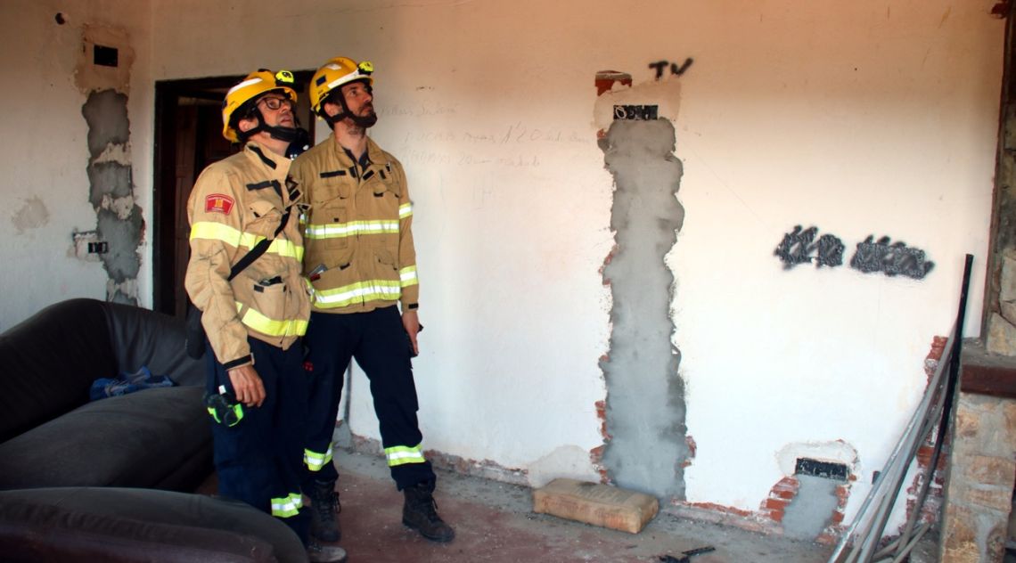 Els Bombers revisen les cases afectades per l’incendi de les Gavarres per detectar risc de col·lapse