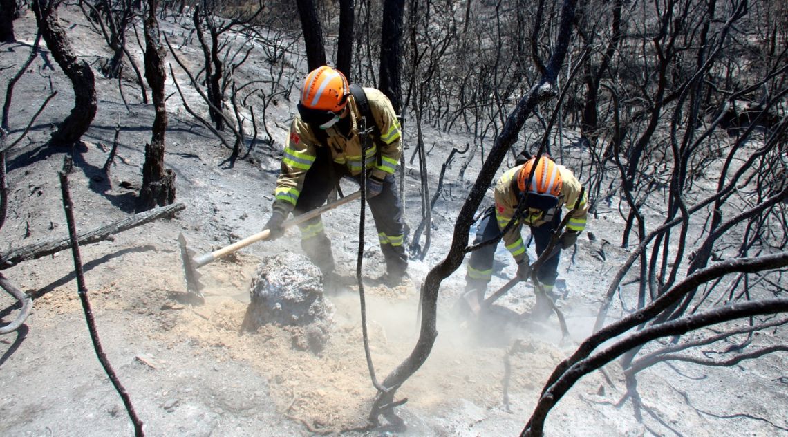 Els nous incendis a Catalunya ajornen el control del foc de la Bisbal que revifa