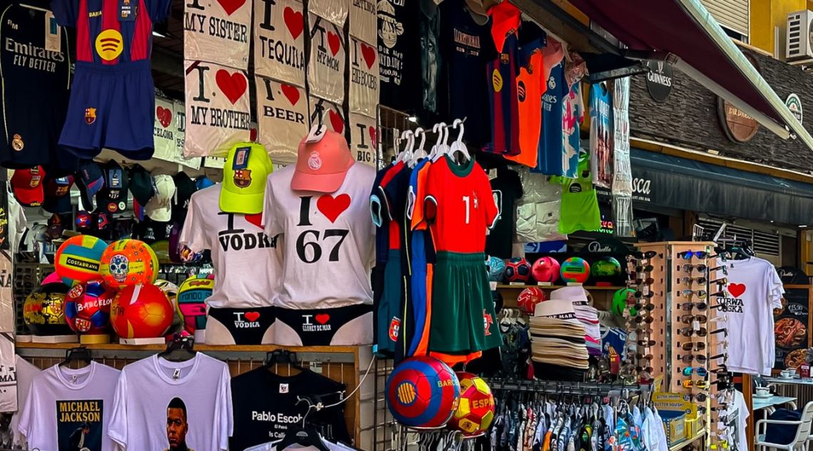 Lloret multa comerços per exposar articles amb missatges ofensius al carrer