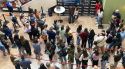 Llargues cues per fotografiar-se amb Triquell a l'Espai Gironès