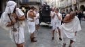 Els policies municipals de Girona es disfressen d'esclaus contra el decret de les hores extra