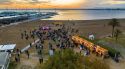 El Festivalet de Roses omplirà de música, gastronomia i postes de sol la platja de la Perola