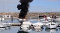 Un incendi crema una embarcació al Port dels Pescadors de l’Escala