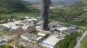 Catorze dotacions de Bombers treballen en un incendi dins una nau industrial a Olot