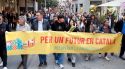 Mig miler de persones es manifesten a Girona en pro del català durant el Sant Jordi