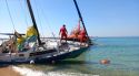 Els Bombers ajuden a remolcar un veler encallat a la platja de Palamós