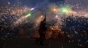 La revetlla de Sant Joan omple de foc i festa Girona amb fogueres, música i la Flama del Canigó