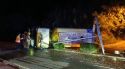 Un camió de neteja s'encasta contra un fanal a Girona