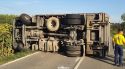 Tallada la GI-634 a Jafre per un camió que ha bolcat a la carretera
