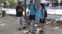 Educadors ambientals consciencien els visitants a l'estany de Banyoles per respectar l'espai