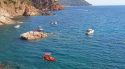 Bloquen l’accés a embarcacions a la Cala del Vedell per reclamar un litoral més segur i protegit