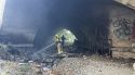 Els Bombers extingeixen un incendi al parc de Lloveres a la Jonquera