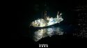 Una barca de pesca queda encallada entre unes roques a Sant Feliu de Guíxols