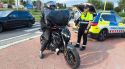 Denunciat un motorista a Lloret per dur un paquet de grans dimensions sobre el manillar