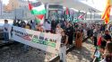 Unes 400 persones tallen el tren a Girona al crit de ''per Palestina, tots a la via!''